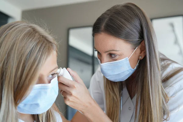 Kid Consultório Médico Com Máscara Protetora Tendo Verificado Temperatura — Fotografia de Stock