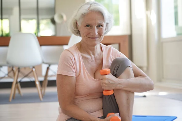 Portrét Starší Ženy Zvedací Činky Fitness Cvičení — Stock fotografie