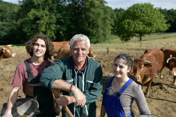 Junge Leute Verbringen Grünen Urlaub Auf Dem Bauernhof — Stockfoto
