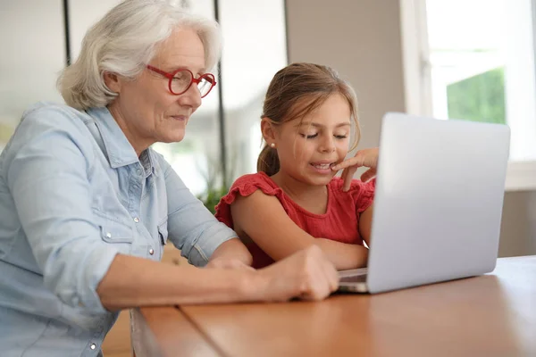 Grand Mère Avec Petite Fille Utilisant Ordinateur Portable Maison — Photo