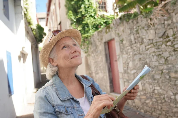 Portrait Femme Âgée Avec Chapeau Visitant Ville Touristique Lecture Carte — Photo