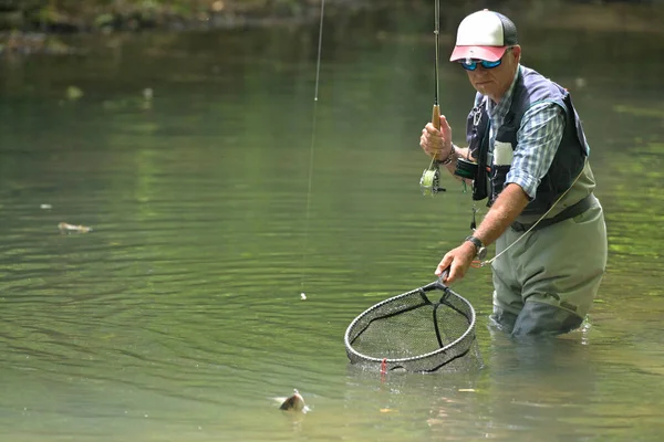 Pescador Mosca Verão Travando Uma Pesca Truta Arco Íris Rio — Fotografia de Stock