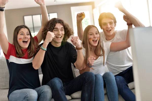 Junge Leute Unterstützen Deutsche Nationalmannschaft Fernsehen — Stockfoto