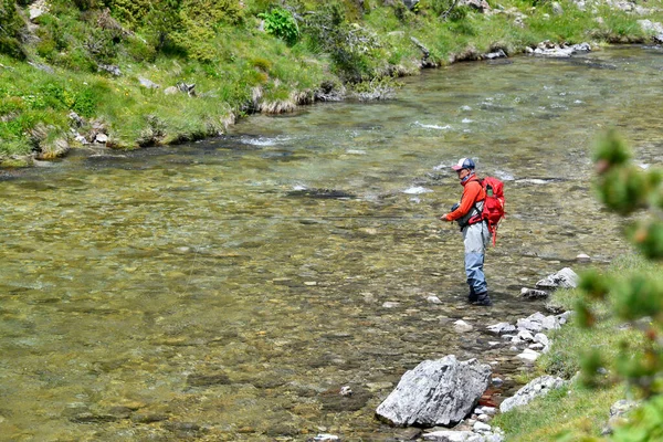 Fliegenfischer Forellenfischen Mit Wanderrucksack Und Orangefarbener Jacke Hochgebirge Sommer — Stockfoto