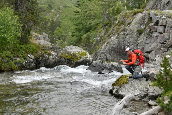 Pesca Con Trucha Pescador Mosca Con Una Mochila Senderismo Una — Foto de Stock