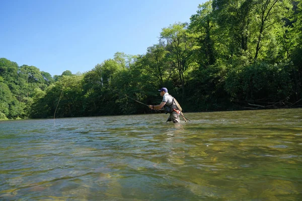 Pescatore Trote Mosca Grande Fiume — Foto Stock