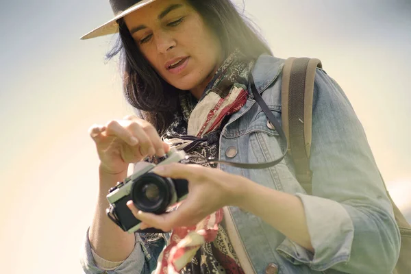 Retrato Mujer Cabello Oscuro Con Sombrero Tomando Fotos Con Cámara —  Fotos de Stock