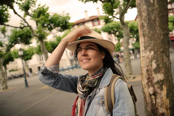 Retrato Mujer Morena Feliz Usando Sombrero —  Fotos de Stock