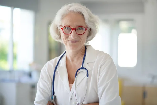 Retrato Mujer Doctora Senior —  Fotos de Stock