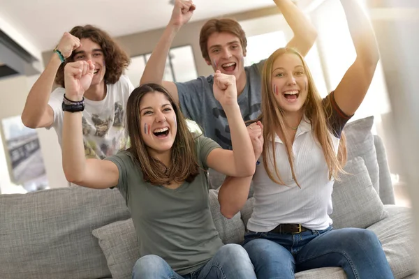 Grupo Amigos Animándose Viendo Partido Televisión —  Fotos de Stock