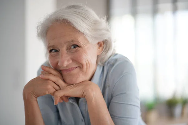 Portret Van Een Lachende Oudere Vrouw Met Wit Haar — Stockfoto