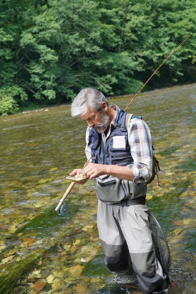 Hombre Pesca Con Mosca Verano Hermoso Río Con Agua Clara — Foto de Stock