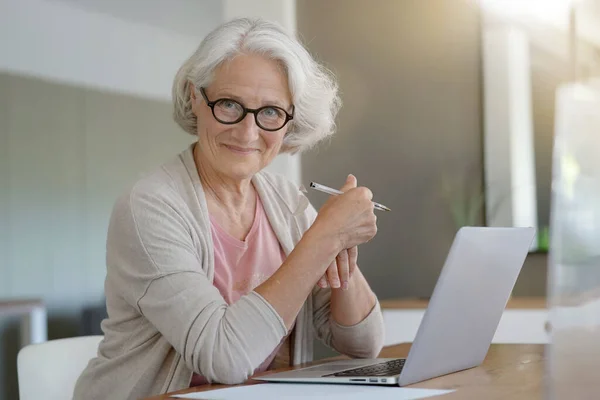 Seniorka Korzystająca Laptopa Domu — Zdjęcie stockowe