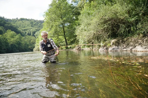 Uomo Pesca Mosca Estate Bellissimo Fiume Con Acqua Limpida — Foto Stock