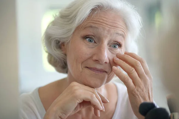 Porträtt Äldre Kvinna Som Tar Hand Sin Hud Tittar Spegeln — Stockfoto