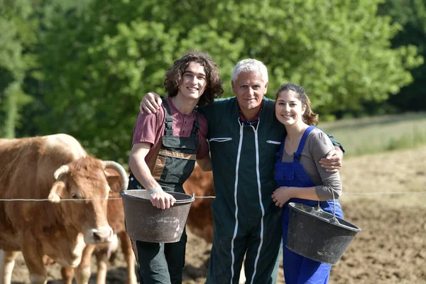 Jovens Que Passam Férias Verdes Fazenda — Fotografia de Stock