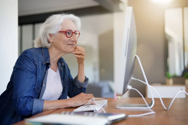 Mulher Sênior Trabalhando Computador Desktop Casa — Fotografia de Stock