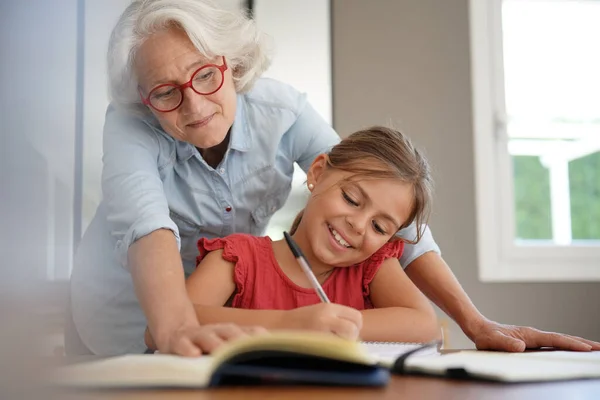 Grootmoeder Helpen Kleinkind Met Huiswerk — Stockfoto