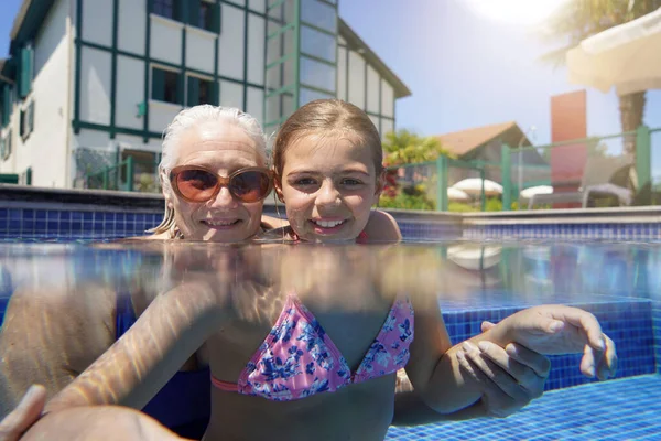 Torunu Olan Büyükannesi Yüzme Havuzunda — Stok fotoğraf