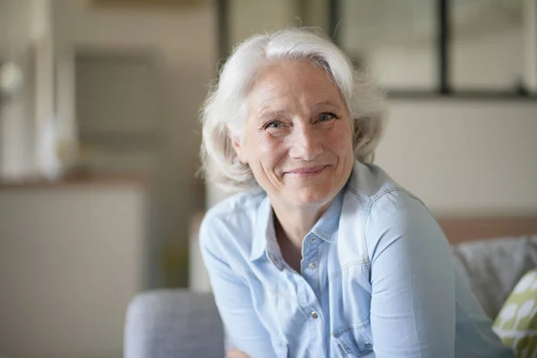 Retrato Mulher Sênior Sorridente Com Cabelo Branco — Fotografia de Stock