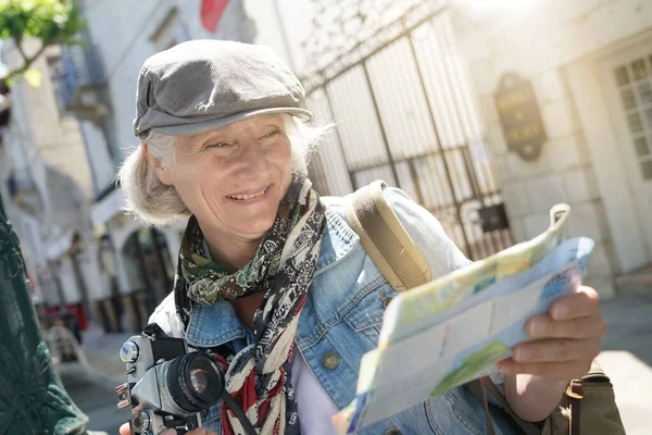 Portrait Senior Woman Looking Tourist Map — Stock Photo, Image