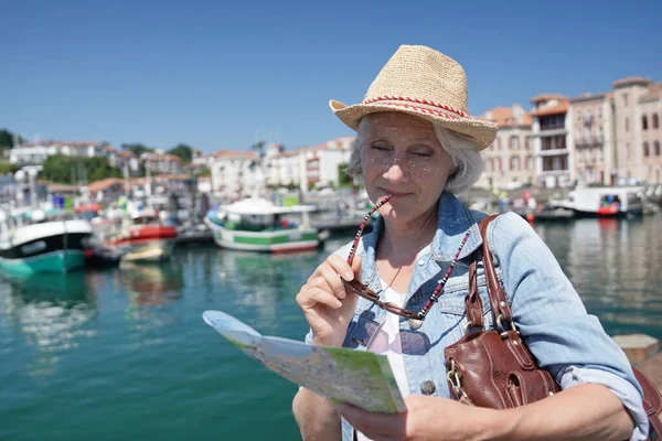 Portrét Starší Ženy Navštěvující Turistické Město — Stock fotografie