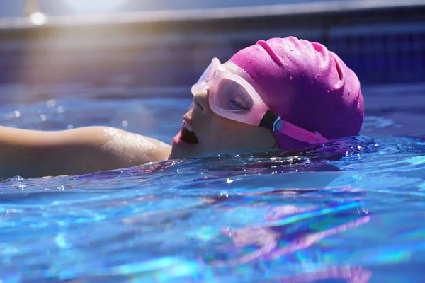 Young Girl Training Outdoor Swimming Pool — Stock Photo, Image