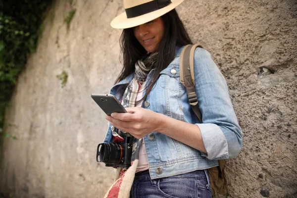 Donna Che Indossa Jeans Blu Cappello Piedi Contro Parete Utilizzando — Foto Stock