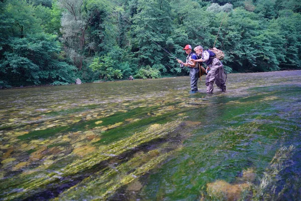 Padre Suo Figlio Pescano Mosca Estate Bellissimo Fiume Trote Con — Foto Stock