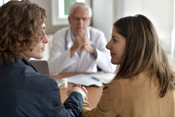 Pareja Joven Que Tiene Una Cita Consultorio Del Médico —  Fotos de Stock