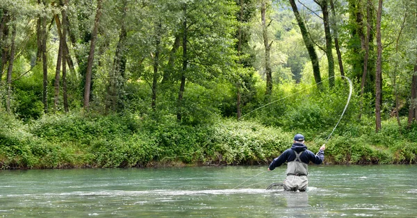 Pescador Mosca Con Chaqueta Negra Pesca Medio Del Río Río — Foto de Stock