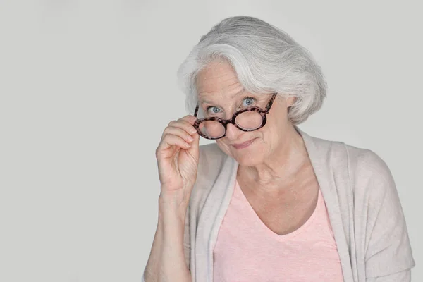 Retrato Mujer Mayor Con Anteojos Pie Sobre Fondo Blanco Aislado —  Fotos de Stock