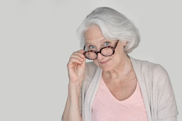 Retrato Mulher Idosa Com Óculos Sobre Fundo Branco Isolado — Fotografia de Stock