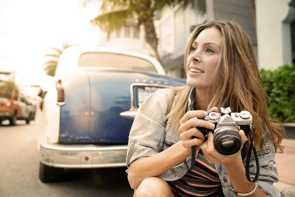 Genç Fotoğrafçılık Öğrencisi Dışarıda Eski Bir Kamerayla Fotoğraf Çekiyor — Stok fotoğraf