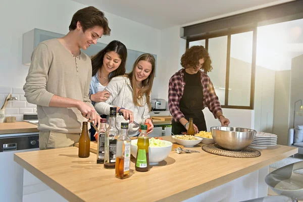 Compañeros Piso Disfrutando Cocinando Juntos Casa —  Fotos de Stock