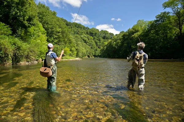 Père Son Fils Pêchent Mouche Été Sur Une Belle Rivière — Photo