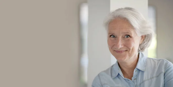 Retrato Mulher Sênior Sorridente Com Cabelo Branco — Fotografia de Stock