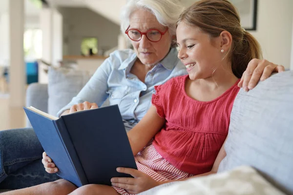 Aranyos Lány Nagymama Olvasás — Stock Fotó
