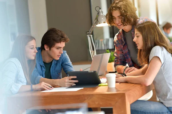 Des Jeunes Étudiants Réunissent Autour Une Table Pour Travailler Sur — Photo