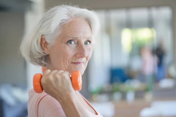 Porträtt Äldre Kvinna Lyfta Hantlar Fitness Övningar — Stockfoto