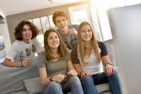 Grupo Amigos Animando Como Assistir Jogo — Fotografia de Stock