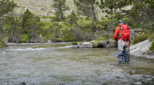 Memancing Ikan Trout Dengan Ransel Hiking Dan Jaket Oranye Pegunungan — Stok Foto