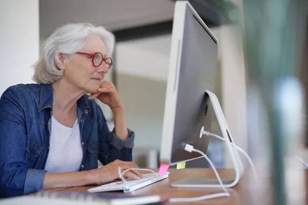 Mulher Sênior Trabalhando Computador Desktop Casa — Fotografia de Stock