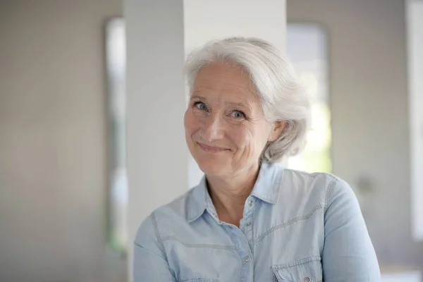 Portret Van Een Lachende Oudere Vrouw Met Wit Haar — Stockfoto