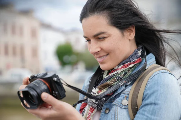 Portret Van Een Vrouwelijke Reporter Die Foto Maakt Met Een — Stockfoto