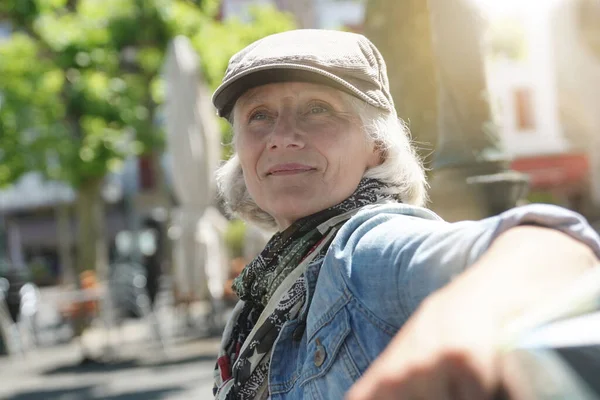 Femme Âgée Mode Avec Chapeau Relaxant Sur Banc Public Dans — Photo