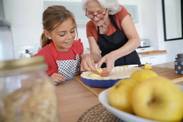 Бабуся Онуком Робить Яблучний Пиріг — стокове фото