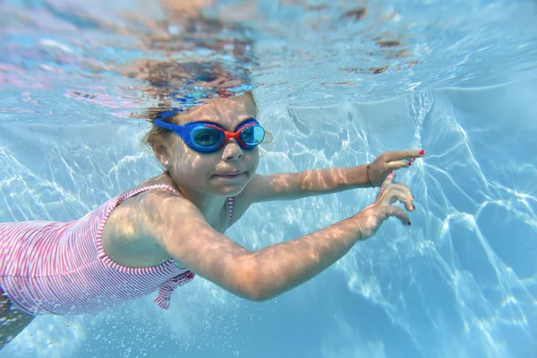 Πορτρέτο Του Χαριτωμένο Κορίτσι Γυαλιά Κολύμπι Κάτω Από Νερό Της — Φωτογραφία Αρχείου