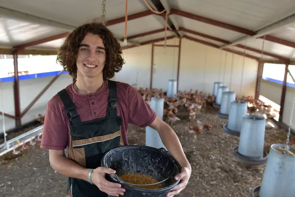 Jeune Agriculteur Souriant Debout Dans Poulailler — Photo