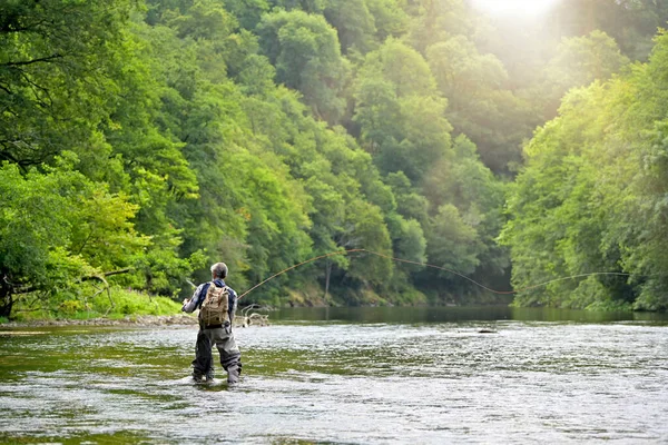 Άνθρωπος Πετάει Ψαρεύοντας Καλοκαίρι Ένα Όμορφο Ποτάμι Καθαρά Νερά — Φωτογραφία Αρχείου